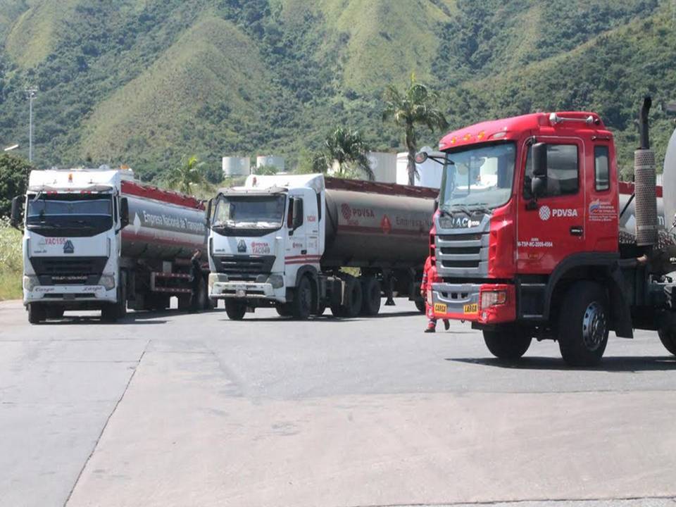 MQuevedoF's tweet photo. Informo al país sobre un intento de sabotaje a la Planta de Llenado de Combustible de Yagua, Carabobo. El ataque terrorista se repelió y dejó dos delincuentes fallecidos. 1/2 https://t.co/l1hEGPCzwr