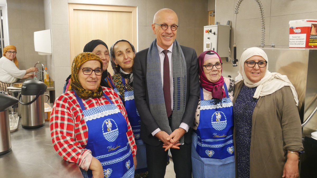 #SaintSylvestre #associations #polville
A la rencontre des bénévoles de l'association des parents d'élèves des écrivains à Schiltigheim-Bischheim qui organisent ce soir un réveillon festif pour les habitants du quartier 🎉🎉