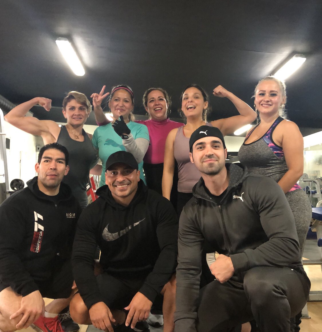 ponchodelarosa's tweet photo. Último entreno del año con todo #femorales #cuads #friends #lasttrainning https://t.co/TU4LYiU1sE