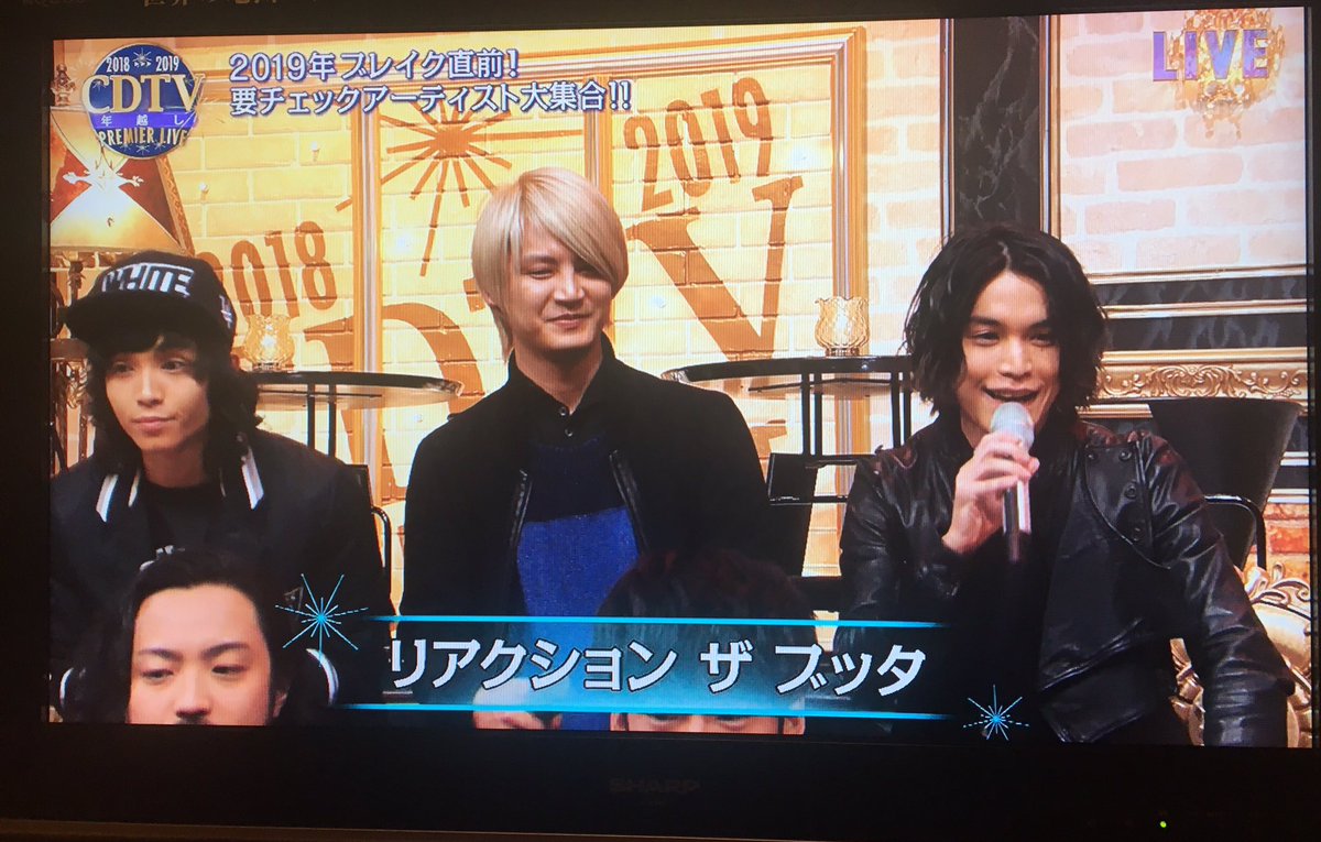 Konnyokun_0128's tweet photo. 初の生放送出演がCDTV。
2019年幸先良いスタートでは！
放送で気になった方は是非チェックして欲しい✨
個人的おススメは #ドラマのあとで #何度も #無論ディスコード #fallfallfall などなど。最新作 #SingleFocus の #TightropeDancing #You もカッコいいです。
#リアクションザブッタ #CDTV #火花 https://t.co/7edz3cwoaF