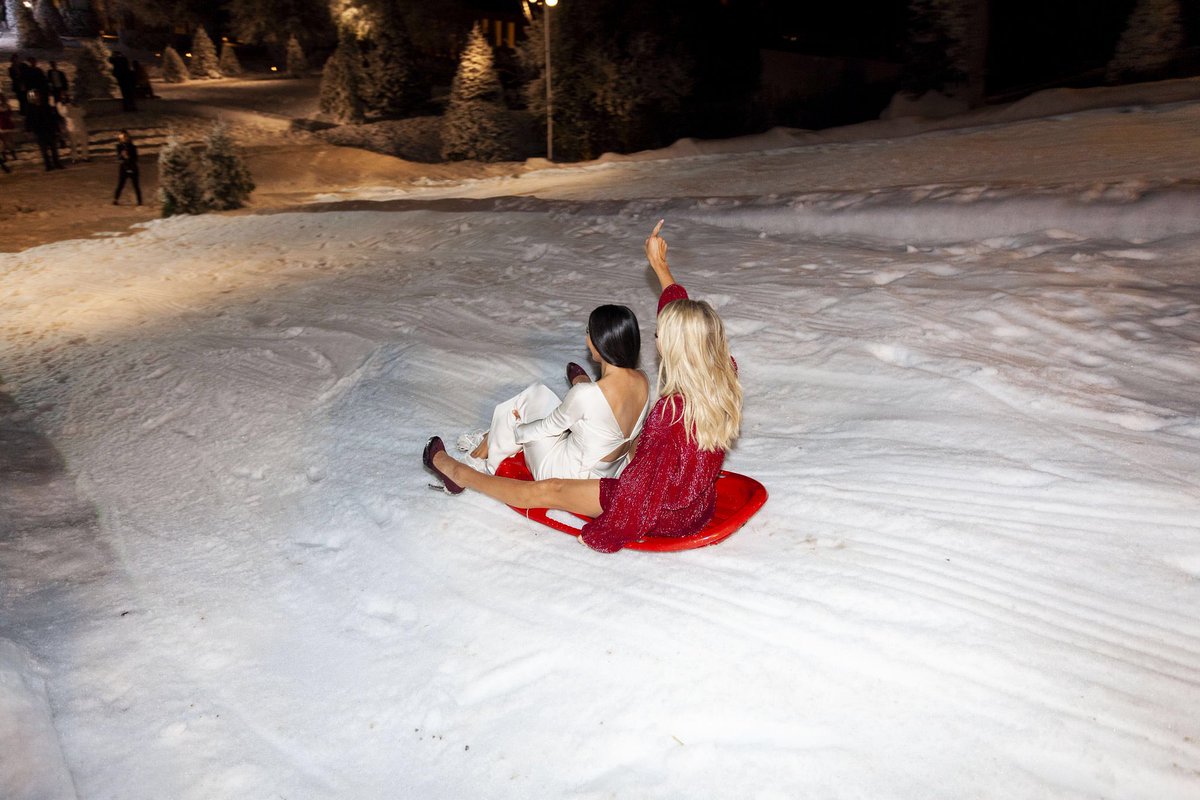 KimKardashian's tweet image. Happy New Year from @parishilton and I 😍✨😜