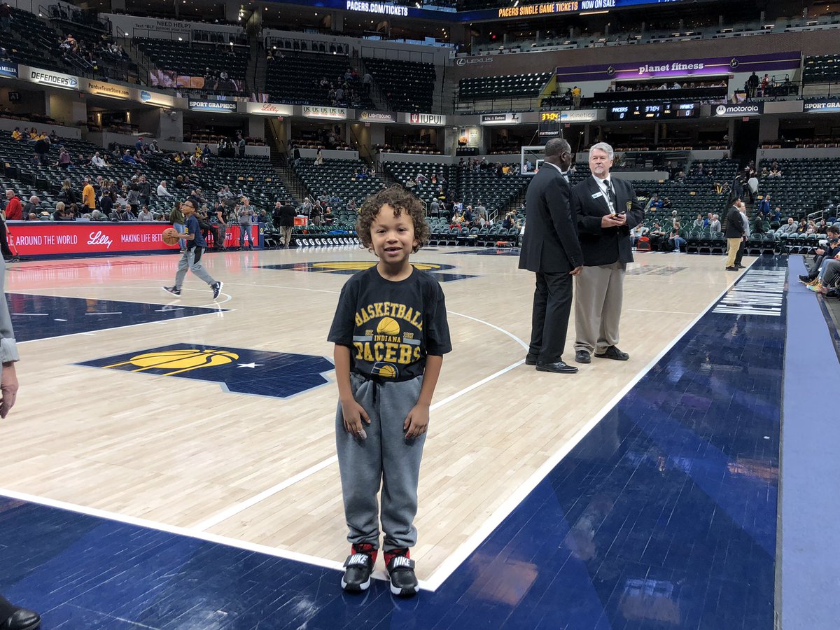 Shamellyo's tweet photo. First Pacers Game!!! #pacersgamenight @Pacers https://t.co/jT249vmX3x