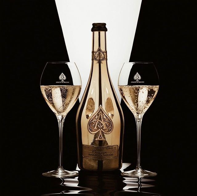 MOODBLENDERMAG's tweet photo. Ready for #2019 🍾✨ https://t.co/YYw1Rt6h0v https://t.co/7yivBxcsJU
