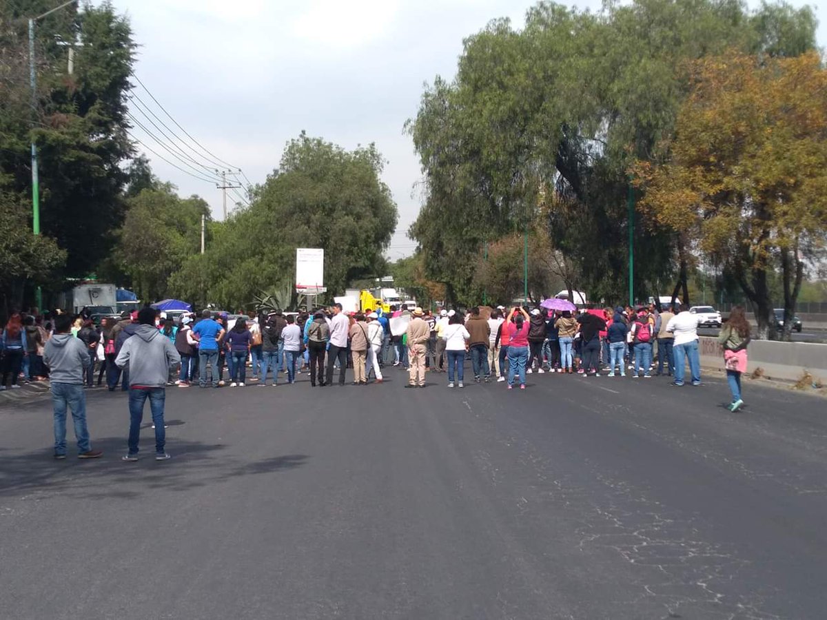 EsporaNoticias's tweet photo. En estos momentos servidores públicos de diversas dependencias del gobierno #CuautitlánIzcalli bloquean lateral de carretera México - Querétaro para exigir el pago de quincenas atrasadas y de #aguinaldo al alcalde @Victor_EstradaG quien vive las últimas horas de su admin. https://t.co/0LqStz1ZdH