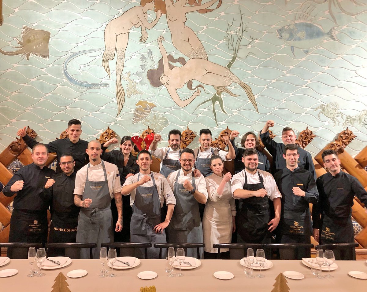¡Último servicio del año! Desde la Sala de las Sirenas, el equipo de la Fonda España os desea un #Feliz2019. Paz, salud, amor... ¡y garrote!
