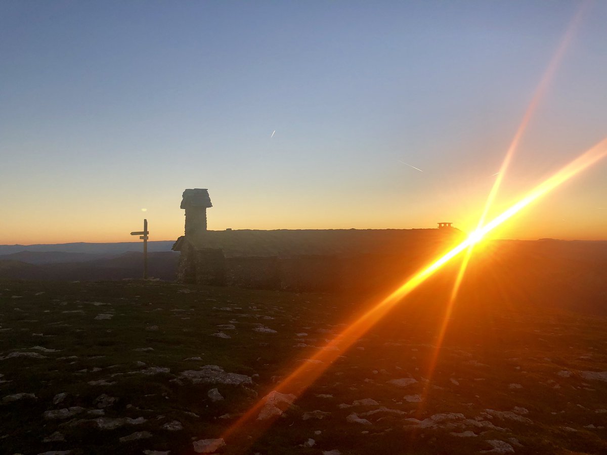 asier_mendia's tweet photo. @gurjoseba @NekaneAguado @BasurdeEditions @starbienatotxa Beriain edo San Donato beste batzuentzako,urteko azken igoera eta gauez.Argazkia Ihurbain tontorra #Mendia #Mountain #Natuta #Nature #Ihurbain #Andimendi #Beriain #SanDonato #Nafarroa #Navarra #EuskalHerria #BasqueCountry https://t.co/qSZ3iLbDvb