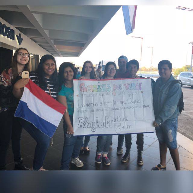 NaluCabral_'s tweet photo. Este cartel les quisimos entregar el día que se fueron pero lastimosamente una loca empezó a gritar en el aeropuerto y creo que por eso no les dejaron quedarse #NewYearMTpy
@imartinezp_  @emartineeez https://t.co/x6uNgEyuXc