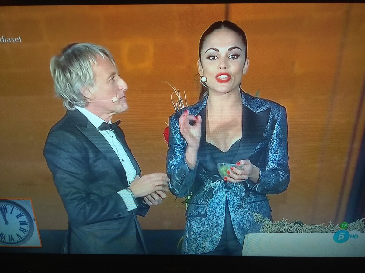 Cmr1899's tweet photo. A ver si la Pedroche empieza a diferenciar entre elegancia y vulgaridad. https://t.co/4TetzmJKmZ