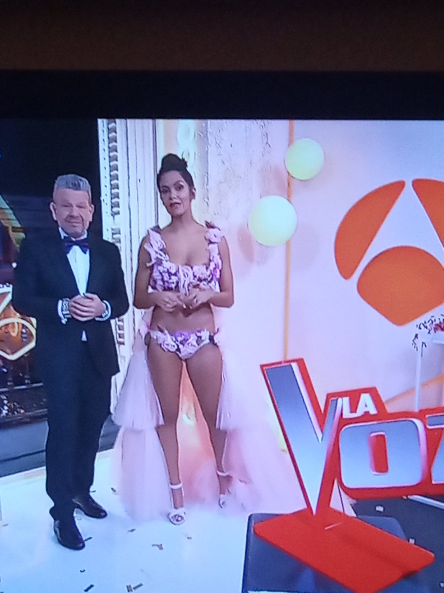 Cmr1899's tweet photo. A ver si la Pedroche empieza a diferenciar entre elegancia y vulgaridad. https://t.co/4TetzmJKmZ