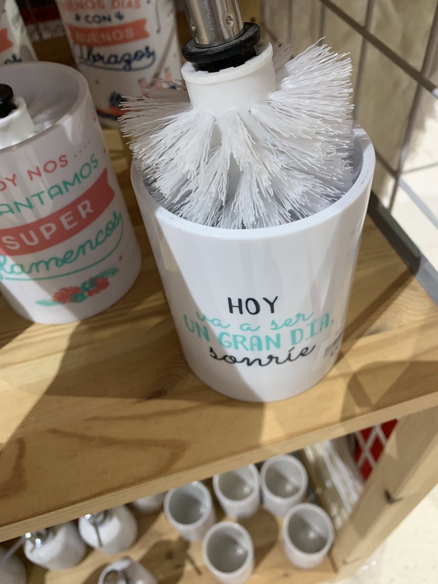 Espero que empecéis 2019 con el mismo optimismo que está escobilla de vater que me he encontrado en el chino esta tarde. Que a pesar de pasarse el día limpiando mierda se despierta pensando cada día con ganas de sonreír