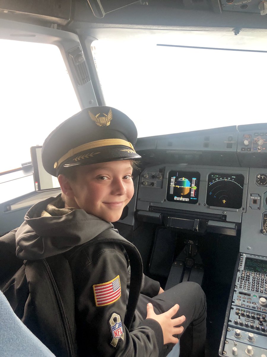 KellyMParisi's tweet photo. Cutest Captains ever...Would like to thank the wonderful @united Captain and crew who let the almost Bday boy and his sister enjoy the cockpit #NewYears2019 #NewYearsBaby https://t.co/7pM0V9n1gE