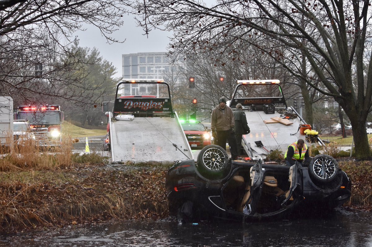UpdatesNorth's tweet photo. Happening around #Deerfield: car in the water. Everybody made it out safely. #northshoreupdates #chicagoscanner #deerfield #carinwater https://t.co/wsSYzXAHCs