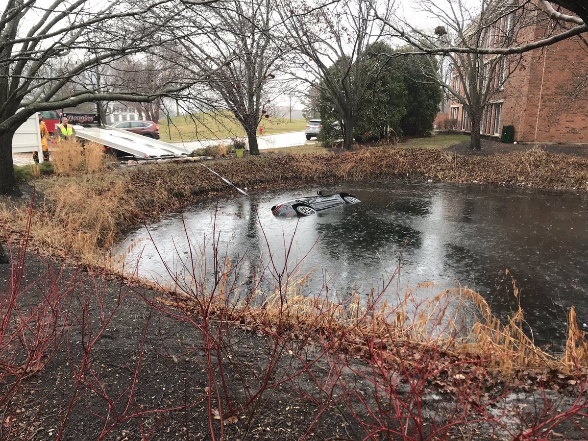 UpdatesNorth's tweet photo. Happening around #Deerfield: car in the water. Everybody made it out safely. #northshoreupdates #chicagoscanner #deerfield #carinwater https://t.co/wsSYzXAHCs