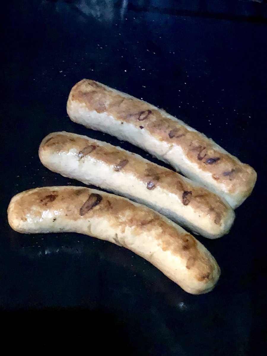 hoomygumb's tweet image. Die vorbereitete Currywurst-Sauce zubereiten und parallel Würste grillen. Läuft.