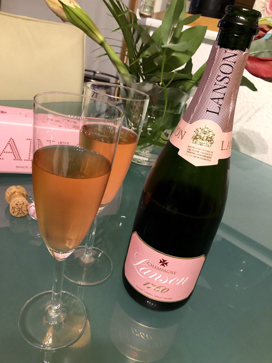 hoomygumb's tweet image. Der diesjährige Currywurst-Champagner steht auch bereit, kann also losgehn. À votre santé!🥂🍾