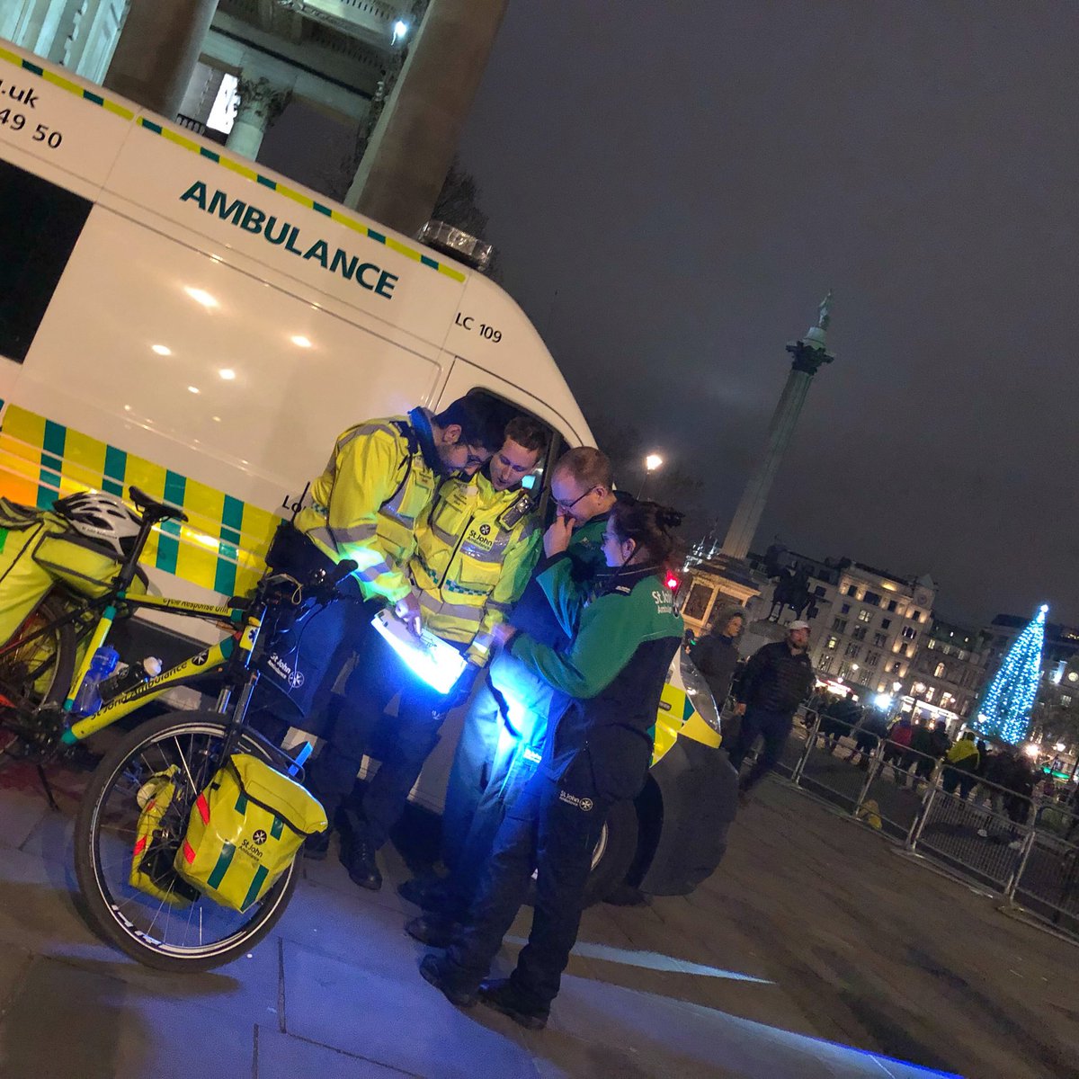 stjohnambulance's tweet photo. Arrived at our designated stand by point, where we stumbled across our @SJALondonCRU colleagues. A great opportunity for #teamworking, looking at local access arrangements! https://t.co/o32HtnNCKh