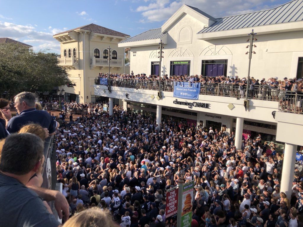 linger_man's tweet photo. Just announced: this is the largest crowd to ever attend a pep rally at the @CitrusBowl https://t.co/t5rPVcczUj