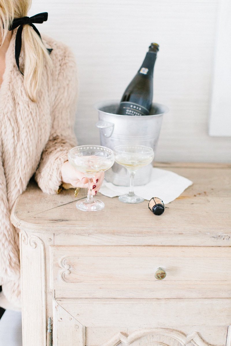 monikahibbs's tweet photo. It’s almost time to pop the bubbly! One of my favourites is @GrayMonkWinery fresh, lively White Brut (not too sweet) on hand this New Year’s Eve, especially in a pretty crystal coupe! #graymonkwinery #NYE #2019 #sponsored https://t.co/JhgDA5zJIk