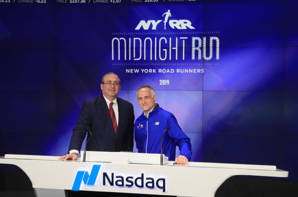 NasdaqExchange's tweet photo. 👟Special thanks to the entire @nyrr family for ringing the Nasdaq Closing Bell on the final day of the year! There's still time to sign up for the event: https://t.co/gYw2rAdzeZ #RewriteTomorrow #MidnightRun https://t.co/G00iTxXSUf