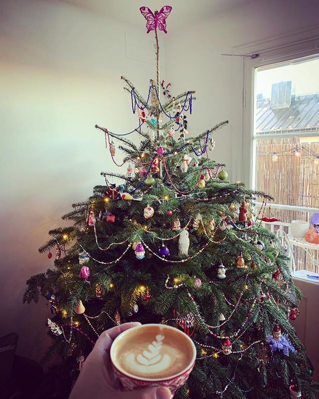 alexanderruas's tweet photo. Happy New Year (and Merry Christmas)!
Last coffee of the year is a Perci, nat gesha by @ninetypluscoffee roasted by @kersh_kafferosteri and some lovely @oatlybarista @oatly 💗🎄🍕🤟🏻
#coffee #specialkaffe #kaffe #specialtycoffee #merrychristmas #stockhol… https://t.co/WXibJxrsFo https://t.co/4Rq4Raa159