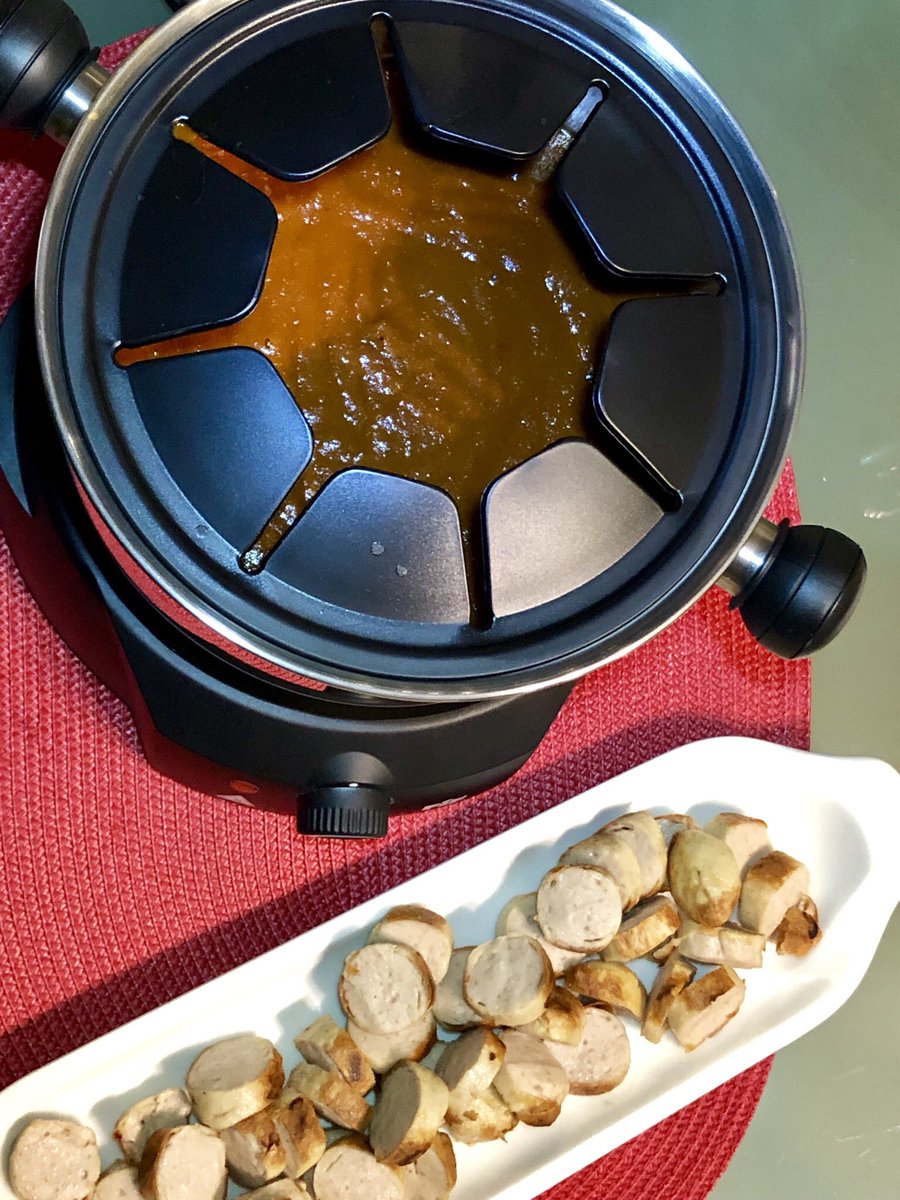 hoomygumb's tweet image. Currywurst-Fondue zum Schampus an #Silvester. Was sonst! 😋🥂🍾