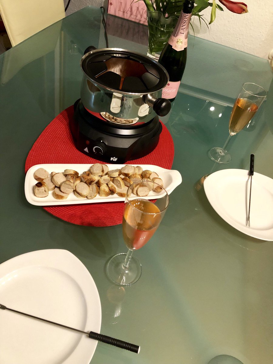 hoomygumb's tweet image. Currywurst-Fondue zum Schampus an #Silvester. Was sonst! 😋🥂🍾