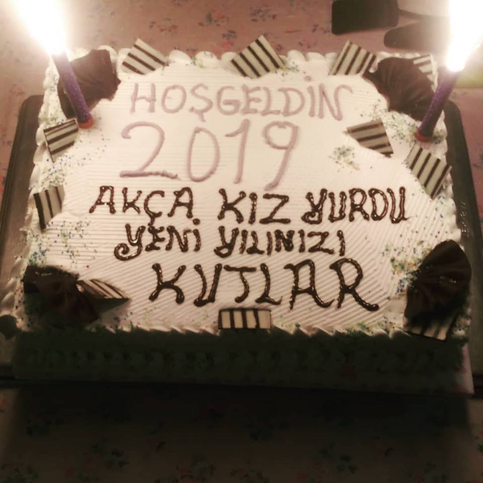 Akca_yurt's tweet photo. Öğrencilerimizin yeni yılını kutlar, sağlık, huzur, başarı getirmesini dileriz. https://t.co/M26U4LhQYr