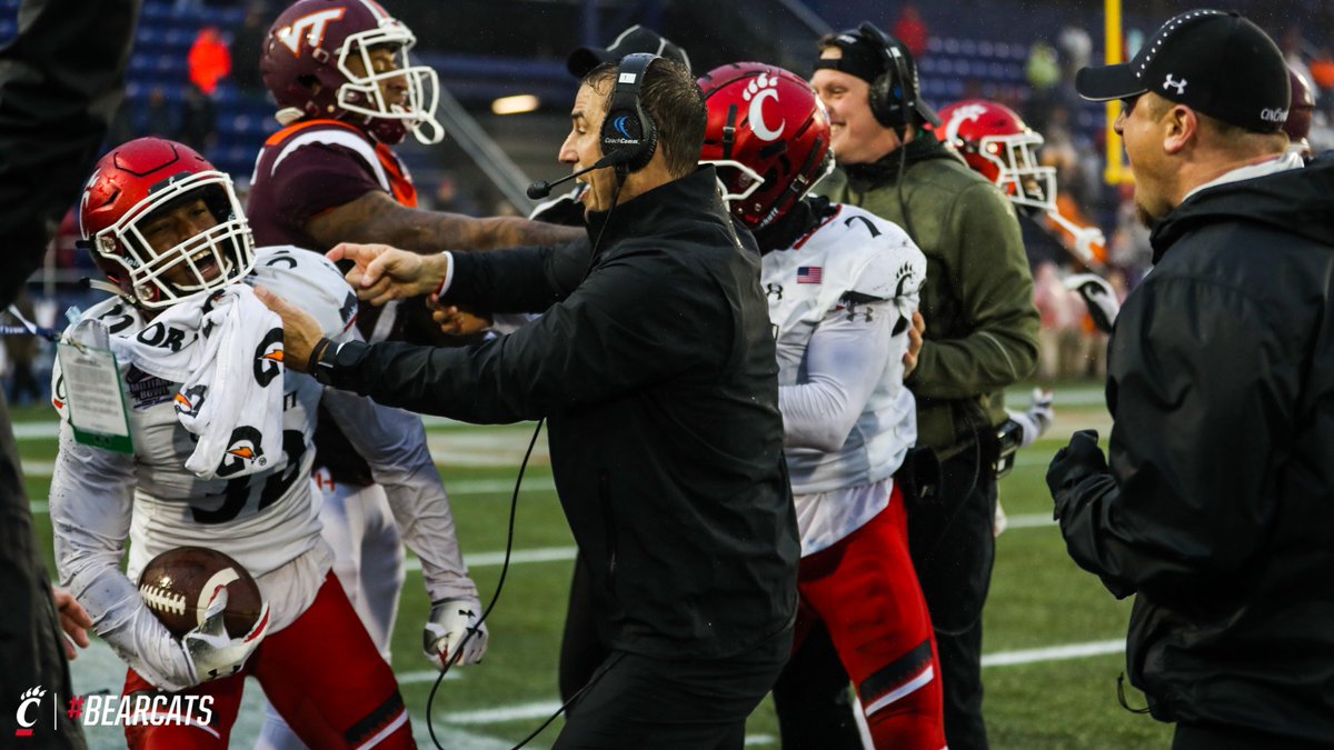 GoBEARCATS's tweet image. The play that sealed it.

#Bearcats