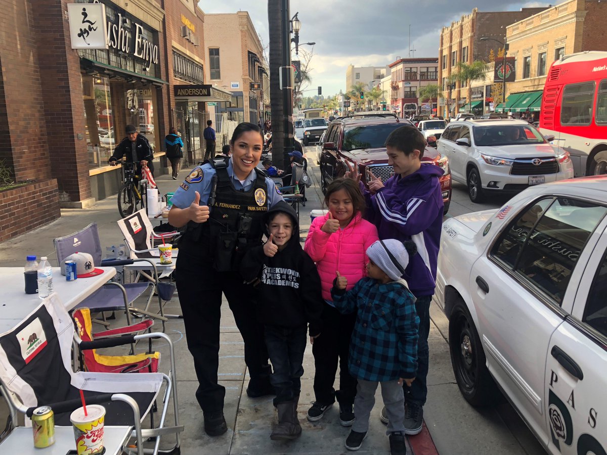 PasadenaPD's tweet photo. Spectators have arrived on Colorado Blvd. for the #2019RoseParade! For more information about Rose Parade safety, rules and regulations, visit https://t.co/PLmDdygwoJ, https://t.co/JZLNgLdHYQ or call PasadenaFD at (626) 744-7276 https://t.co/ajPxvh3cNC