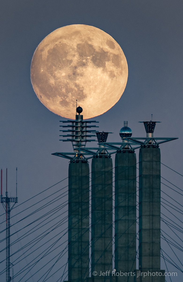 ENGPHOTO's tweet photo. #5 of my look back at a few of my favorite @KCMO #2018 photos I was lucky enough to make. This time a few looks at some full #moon shots. #PhotogLife @NikonUSA #luna https://t.co/q34gCUtpzz