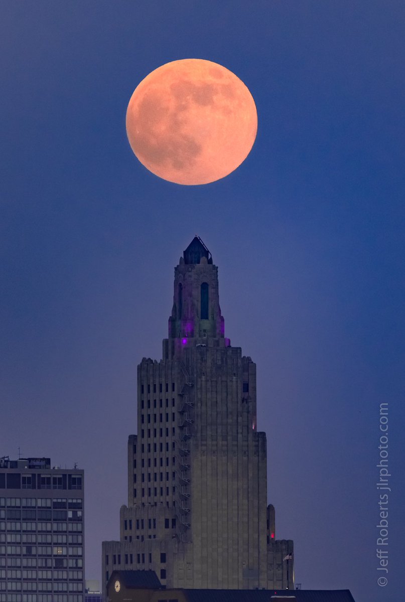 #5 of my look back at a few of my favorite @KCMO #2018 photos I was lucky enough to make. This time a few looks at some full #moon shots. #PhotogLife <a href="/NikonUSA/">NikonUSA</a> #luna