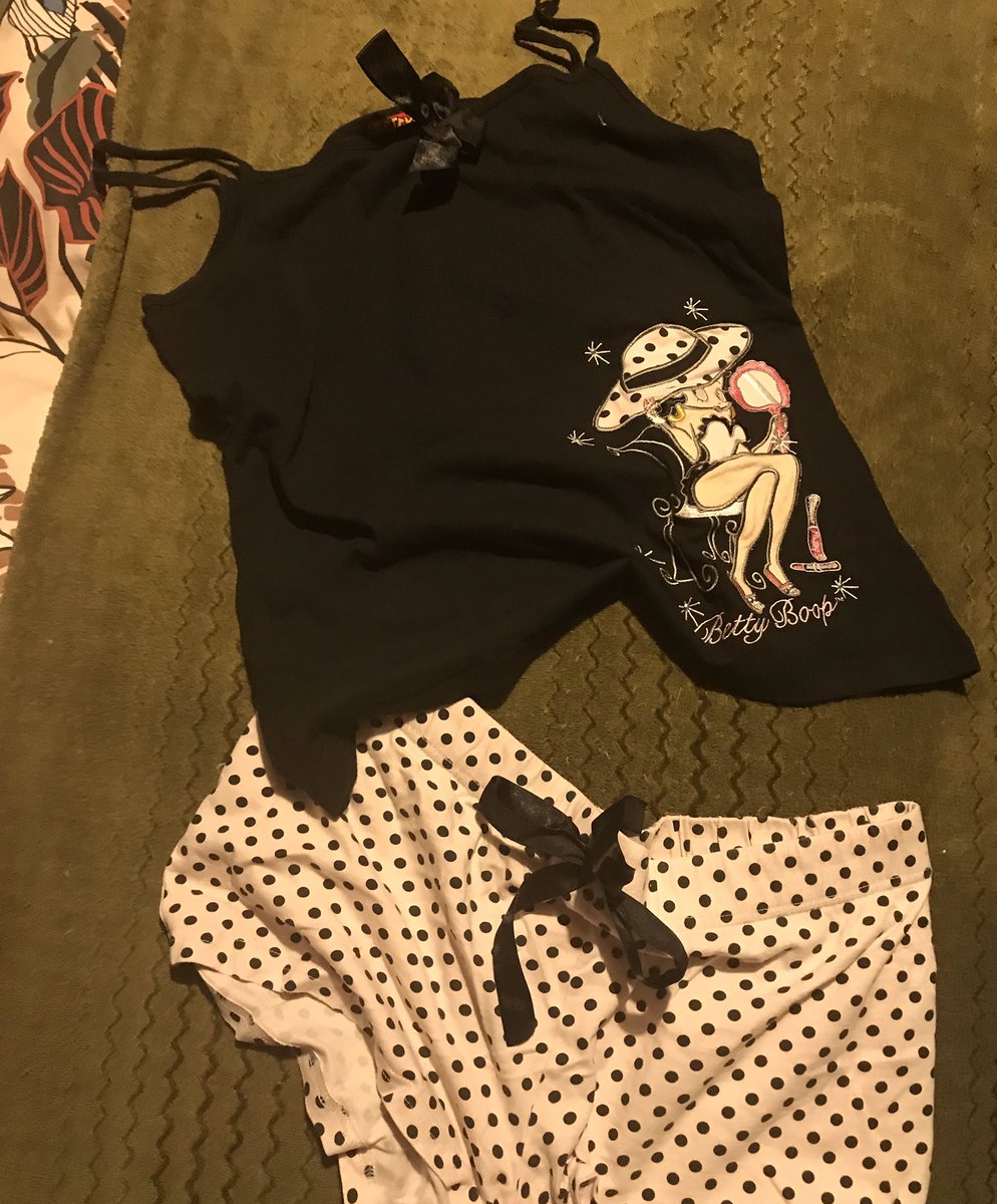 NorthernSoulArt's tweet photo. My #NYE2019 outfit, my boops (Betty Boop pjs) ...scrubbed off the 2018 in a nice candlelit shower, loud soul music....and Agent Provocateur perfume to see in 2019 ...stay safe sexy people and enjoy yourselves 💋💋💋 https://t.co/whRsD5ElX7