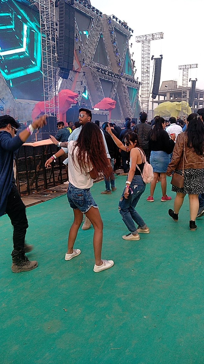 JayAnandz's tweet photo. Sunburn eve on 31st night
#SunburnFestival2018 #friends #HappyNewYear2019 https://t.co/h7nhxV1aHG
