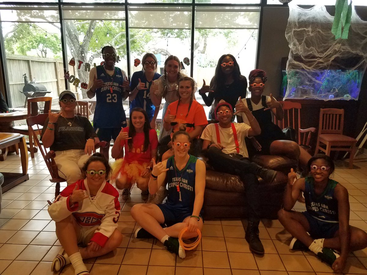 NCAA's tweet photo. Student-athletes with @Go_Islanders left their mark in the community in 2018 through a commitment to service and involvement: https://t.co/y2PFCoaweR #PlayingitForward https://t.co/Rh0vPoCfkk