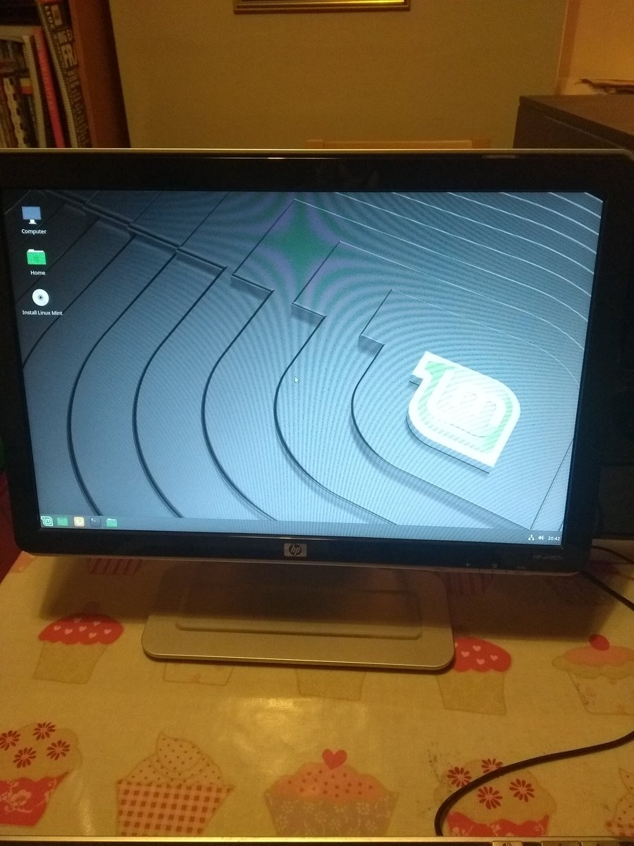 TheBloodOfOwls's tweet image. How fed up with #Windows10 am I? This fed up: set up #Linux_Mint today