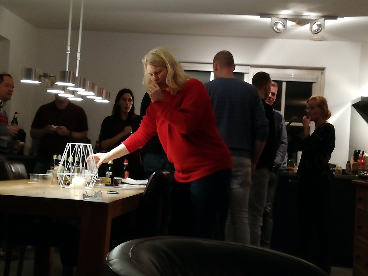 Kletsen jullie maar lekker verder...ik ga even genieten van de top 10 #top2000 #wezijnerbijna #dag2018