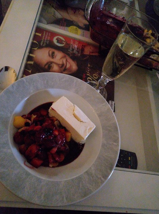 vvdb_se's tweet photo. Och till efterrätt: klassikern gino med glass. Till detta dricks en semi sec cava. #semisec #gino #efterrätt https://t.co/GWSvzIa62o