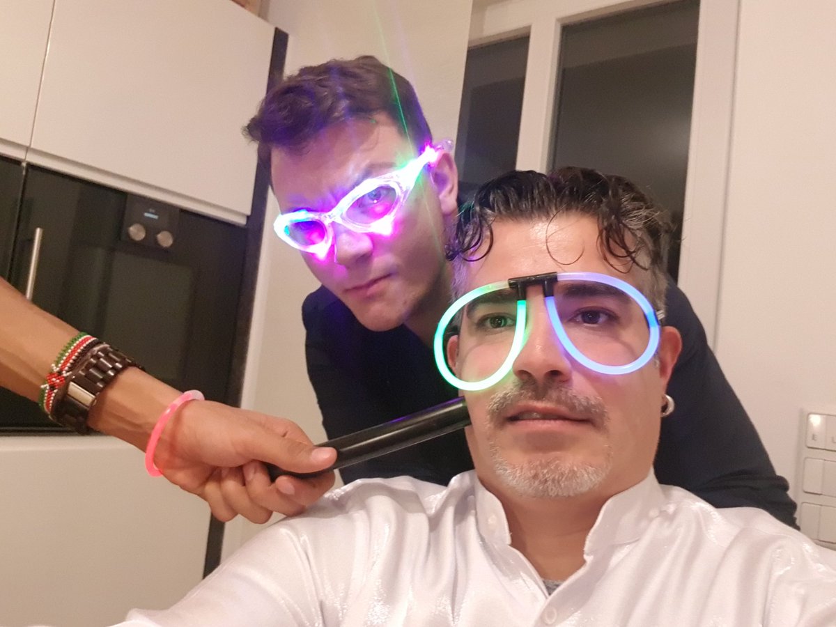 19Langiu's tweet photo. Silvester feiern mit den BESTEN !!! Davide Grisolia Raphael Mudola Carina !!! 😎🕺
#spaß #gaudi #feiern #party #show #showtime #entertainer #entertainment #comedy #comedian #schauspieler #bro #brothers #fantastisch #fantastic #bombastisch #erlebnis #vergnügen #jeah #gaudi #jeah😎 https://t.co/4HnRw0UPk6