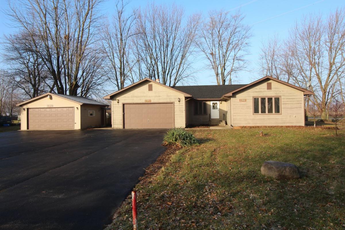 ReMaxBurrRidge's tweet photo. Michael Dzik is excited to show a new #listing video for #Elwood #IL  #realestate https://t.co/Z022mfK6tF https://t.co/KdbEWey9Np