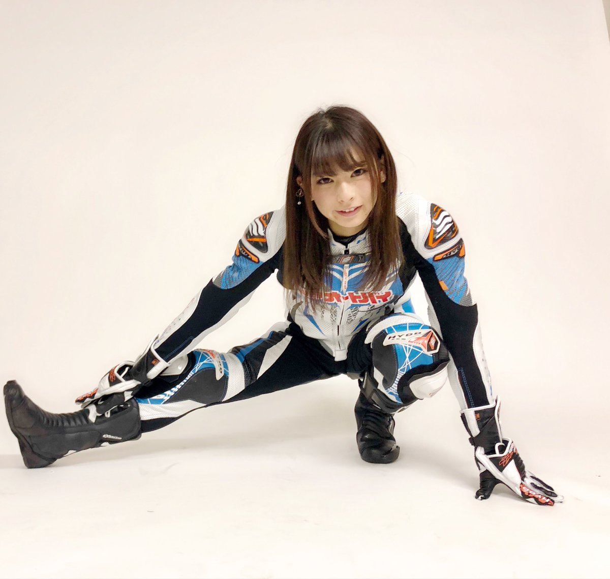 葉月 美優 Hyodさんにかっこいいライダースーツを作って頂きました 女子部のみんなが暖色だったので寒色にしてみようかと 大好きなブルーです 本当にかっこいい しかもかなり動きやすい Hyod