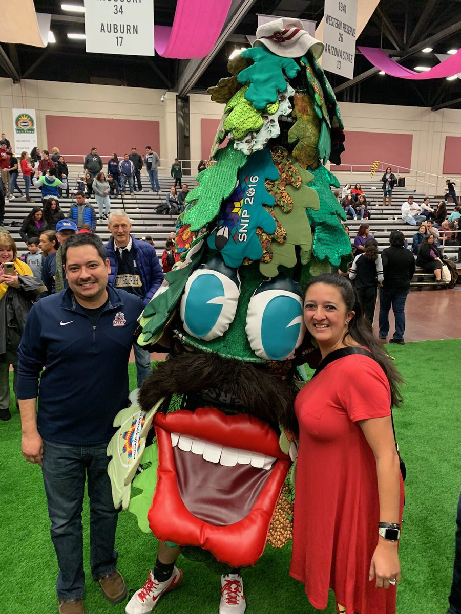 acostameganl's tweet photo. Congrats to #StanfordFootball for winning the @HyundaiSunBowl. Awesome to meet “Tex” @LSJUMBDrumMajor and @DaStanfordTree at the #FanFiesta last night. We love the @lsjumb!! #DrumMajorsRule #BandGeeksUnite https://t.co/zpLmpWDH06