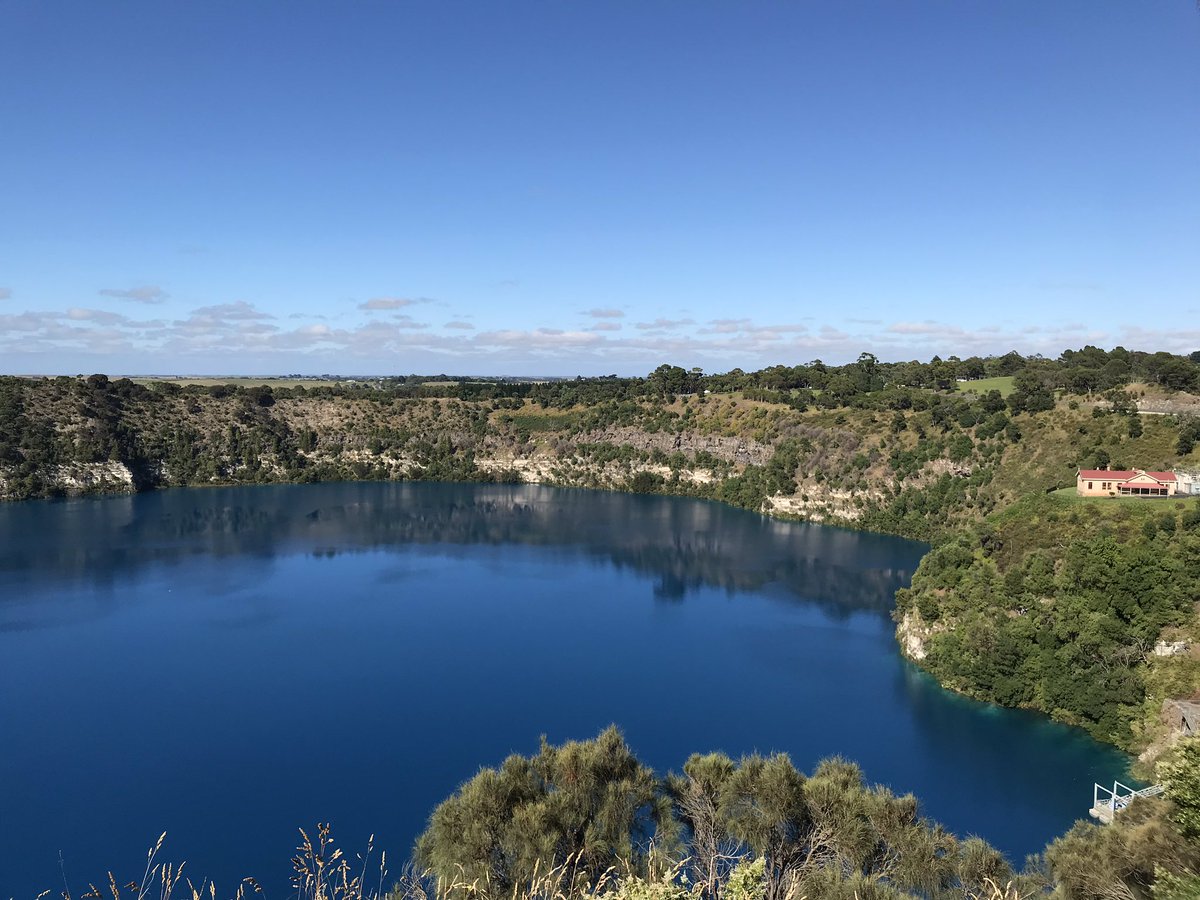 SelinaGreen5290's tweet photo. Happy new year! Starting it off the best way possible with a 5km Park Run around this beauty. What a glorious start to the new year. https://t.co/qj8DqpMfAj