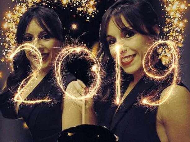Cristinazzapata's tweet photo. @MarisaZapataTV y yo os deseamos #felizaño2019 !!! #camarerasgemelas #camarerasfirstdates https://t.co/VRoIzAs5Uq