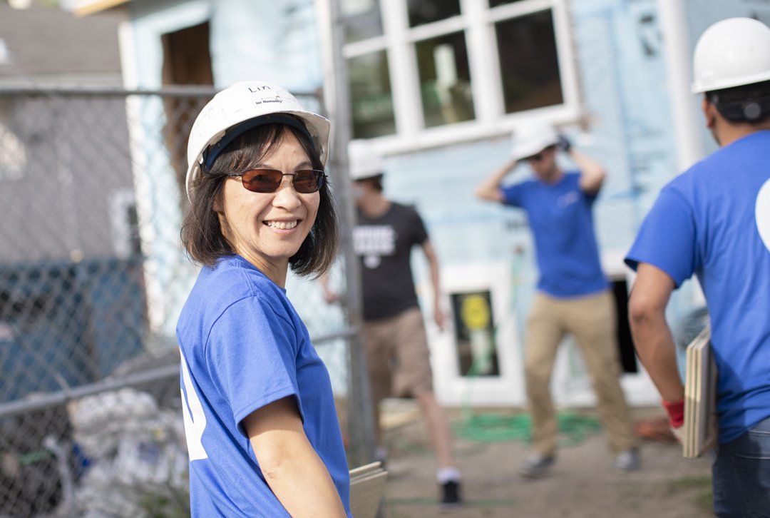 MSIFoundation's tweet photo. This year, @MotoSolutions employees rolled up their sleeves to help construct #TheHouseThatTechBuilt. From painting siding and laying flooring to installing roofing and framing windows, our volunteers came together to build a future home with @HabitatChicago. #MotoSolutionsCares https://t.co/w1O6fGCcg4