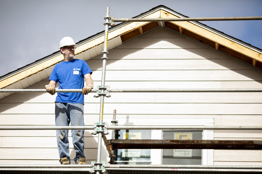 MSIFoundation's tweet photo. This year, @MotoSolutions employees rolled up their sleeves to help construct #TheHouseThatTechBuilt. From painting siding and laying flooring to installing roofing and framing windows, our volunteers came together to build a future home with @HabitatChicago. #MotoSolutionsCares https://t.co/w1O6fGCcg4