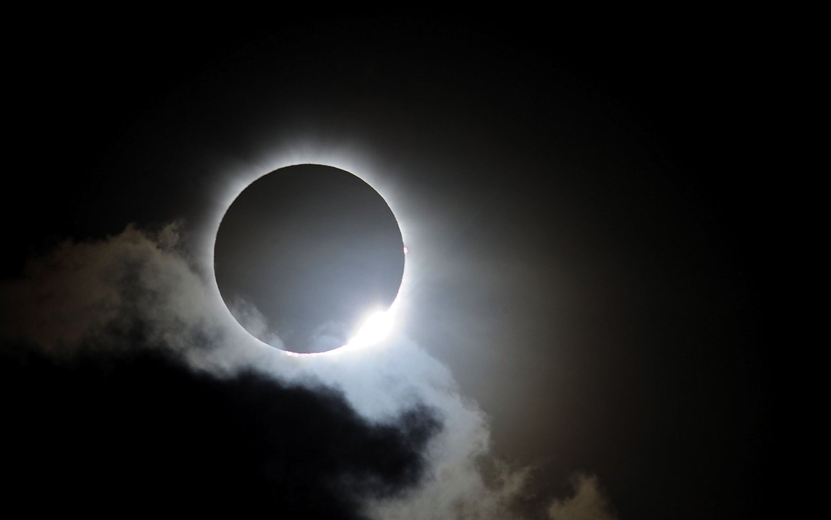 europapress's tweet photo. El 2019 dejará dos eclipses, uno parcial y uno total de Luna que serán visibles desde España, y otros tres de Sol https://t.co/IDfYY7sNUe https://t.co/5h9ACyiHM6