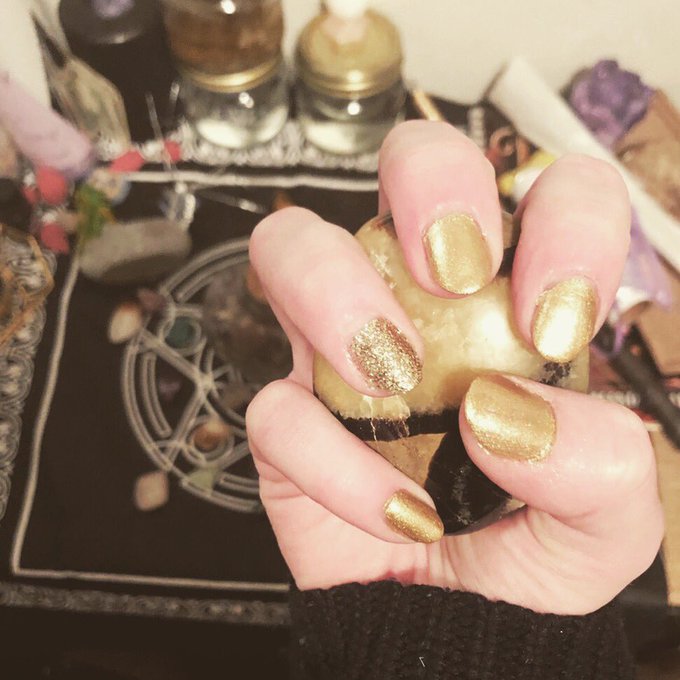#NYE mani featuring my lovely septarian dragon stone. Resolution 1: Stay in my Magick.  #manicure #nails<a href="/tag/nye"class="tags">#NYE</a><a href="/tag/nails"class="tags"><span>#nails</span></a><a href="/tag/manicure"class="tags"><span>#manicure</span></a><a href="/tag/newyearseve"class="tags"><span>#newyearseve</span></a><a href="/tag/resolutions"class="tags"><span>#resolutions</span></a><a href="/tag/newyearsresolutions"class="tags"><span>#newyearsresolutions</span></a>