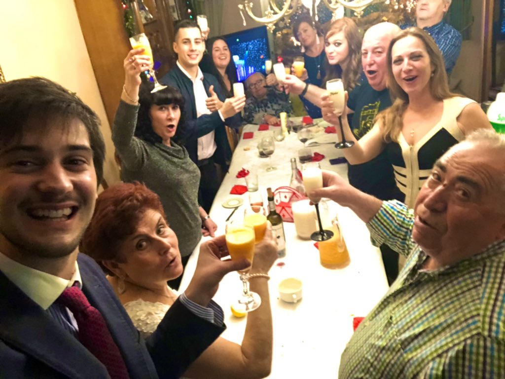 TonyMunioz's tweet photo. Por más años junto a ellos🥰 https://t.co/tqNZTAm0l5