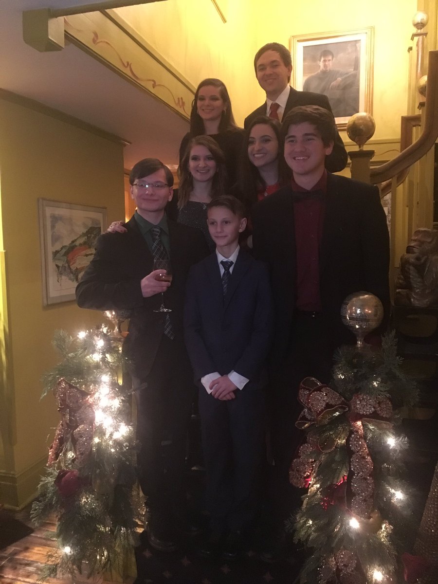 _madison_marie_'s tweet photo. #100happydays Day 95: Scaringellas had lunch with the Troellers &amp; then brought love to family party! https://t.co/IjxTljCM4z