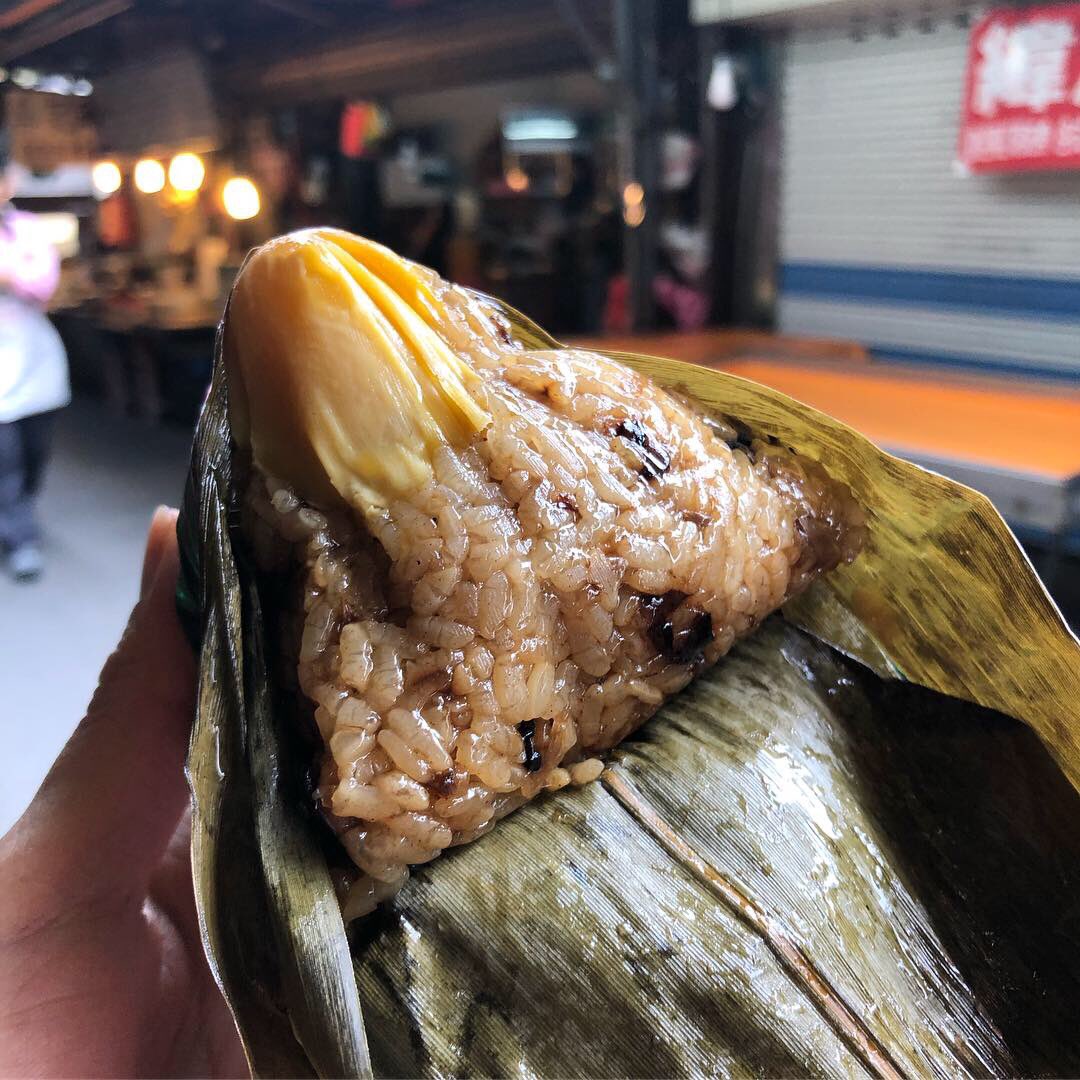 TDigested's tweet photo. How can you possibly pass by—?
#localmarket #riceball #markethunt #hakka #localeats #localfood #taiwanesefood #asianfood #taiwanfood #foodculture #foodhistory #foodblogger #foodhunter #theworlddigested
#粽子 #油飯 #ちまき #郷土料理 #炊き込みご飯 #塩漬け卵 #伝統料理 #台湾 https://t.co/wQQ0QXoXNf